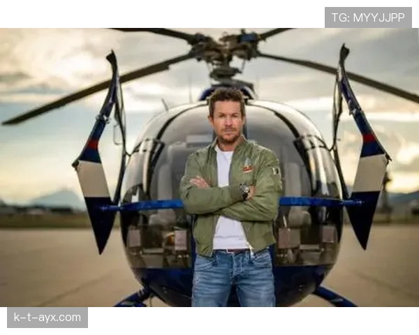 奥地利鲍姆加特纳挑战极限:成功完成高空跳伞壮举,刷新世界纪录